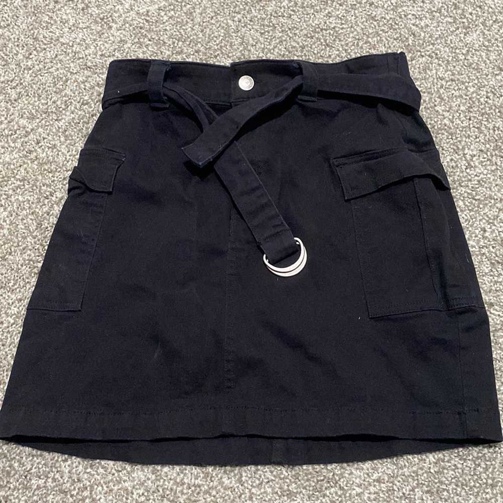 Small black high rose cargo skirt
